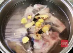 Illustration of how to make radish and beef bone soup 1