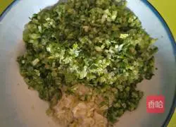 Illustration of how to make celery, bean sprouts and beef dumplings 1