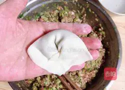 Illustration of how to make spicy and sour fresh meat wontons 8
