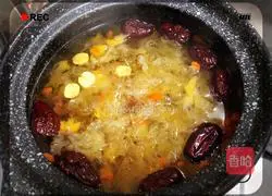 Illustration of how to make Tremella and Lotus Seed Soup 5