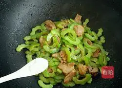 Illustration of how to make fried pork with bitter melon 5