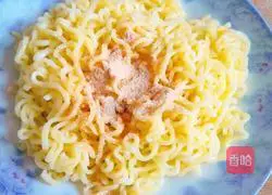 Illustration of how to make instant noodle egg cake 8