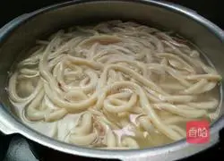 Illustration of how to make celery and oyster meat noodles 6