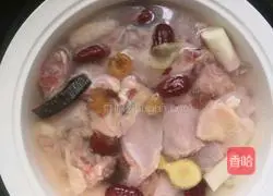 Illustration of how to make five-ingredient chicken soup 7