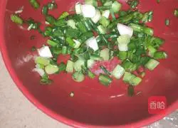 Illustration of how to make green onion and egg soup 2