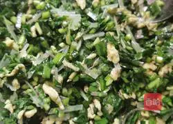 Illustration of how to make leek and egg buns 11