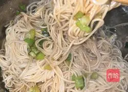 Illustration of how to make scallion oil noodles 7