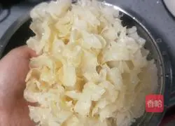 Illustration of how to make papaya and white fungus sweet syrup 3