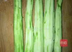 Illustration of how to make loofah and egg drop soup 2