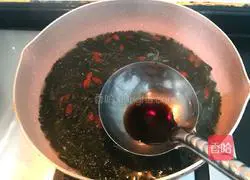 Illustration of how to make sesame leaf and wolfberry tofu soup 11