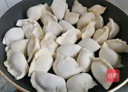 Illustration of how to make quick-fried dumplings 3