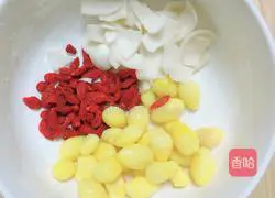 Ginkgo lily and pear drink | Illustration of how to moisten the lungs and relieve cough 3