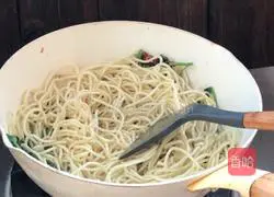 Illustration of how to make fried noodles with eggs 9