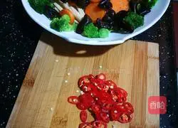 Illustration of how to make sesame sauce with mixed vegetables 4