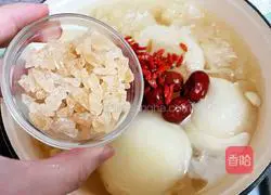 Illustration of how to make roasted pears with rock sugar 10