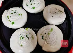 Illustration of how to make hand-shredded green onion pancakes 5