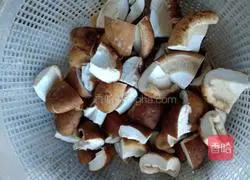 How to make mushroom and yam bone soup Illustration 4