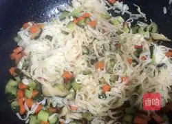 Illustration of how to make mushroom and oyster sauce noodles 9