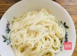 Illustration of how to make daylily beef noodles 11