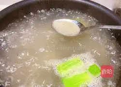 Illustration of how to make pork ribs, yam and carrot soup 6