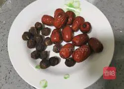 Illustration of how to make longan, red dates and barley soup 3