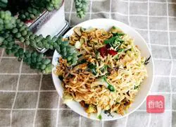 Illustration of how to make fried noodles with eggs 11