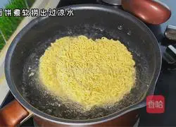 Illustration of how to make fried instant noodles with eggs 1