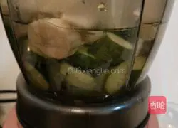 Illustration of how to make cucumber and banana intestine juice 9