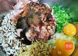 Illustration of how to make two-color mushroom and fresh meat buns 8