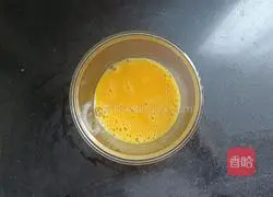 Illustration of how to make mushroom, hibiscus and egg soup 3