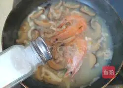 Illustration of how to make prawn and mushroom soup 7