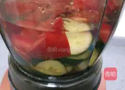 Illustration of how to make tomato and cucumber raw drink 8