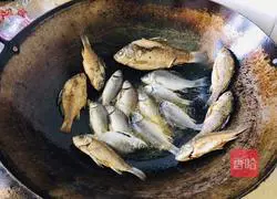 Illustration of how to make crucian carp soup 2