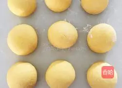 Illustration of how to make pumpkin puree flower rolls 3