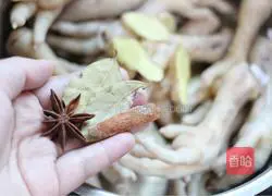 Illustration of how to make chicken feet in clear soup 8