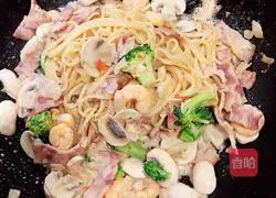 Illustration of how to make creamy mushroom seafood pasta 18