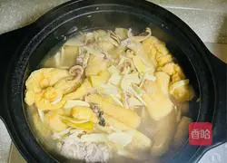 Illustration of how to make cuttlefish and winter bamboo shoot soup 6