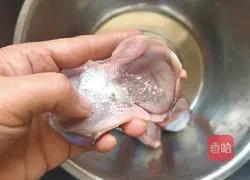 Illustration of how to stew duck gizzards with tube bones 3