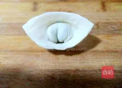 Illustration of how to make cabbage and meat wontons 23