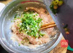 Illustration of how to make chicken wontons in clear soup 3