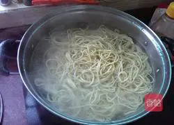 Illustration of how to make noodles 3