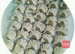 Illustration of how to make celery and lean meat dumplings 5