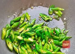 Illustration of how to make fried preserved eggs with pepper 6