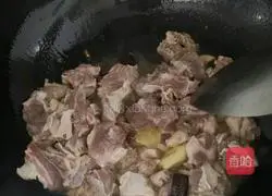 Illustration of how to make carrot stewed beef brisket 3