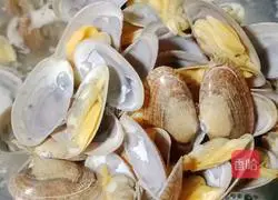 Illustration of how to stir-fry scallops with seafood sauce 3