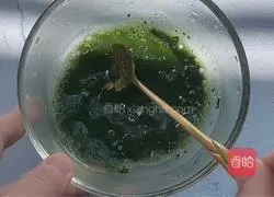 Illustration of how to make matcha milk coffee 2