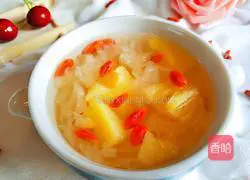 Illustration of how to make wolfberry, pineapple and white fungus soup 1