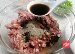 Illustration of how to make fresh meat Yuanbao wontons 6