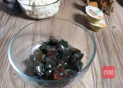 Illustration of how to cook preserved egg and bean dregs 2