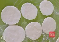 Illustration of how to make carrot, chicken and scallion buns 7